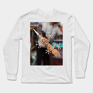 Gecko on a window pane Long Sleeve T-Shirt